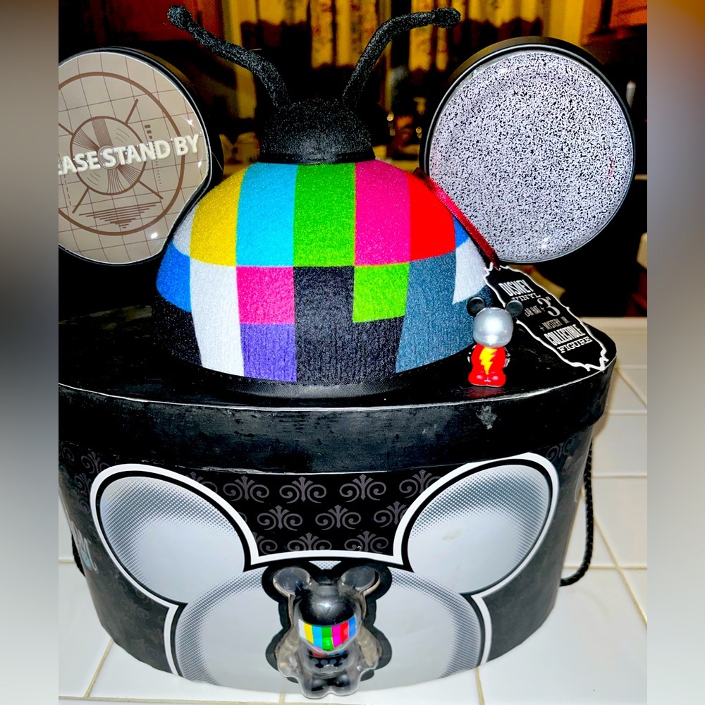 Rare Disney Limited Edition Vinylmation Urban #7  Television Stand By Ears